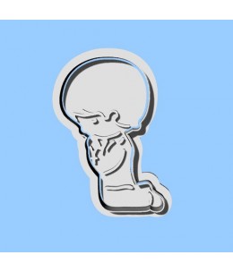 Bambino comunione in ginocchio