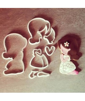 Bambina comunione in ginocchio