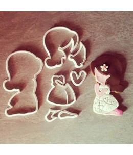 Bambina comunione in ginocchio