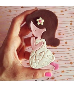 Bambina comunione in ginocchio